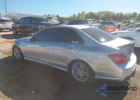 2012 Mercedes-Benz C 250 Luxury/Sport z USA, uszkodzony, nr VIN WDDGF4HB1CR223129